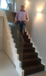 Design trap met glaswerk