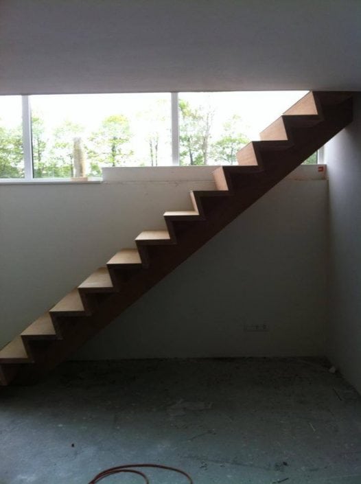 Moderne trap zonder leuningen